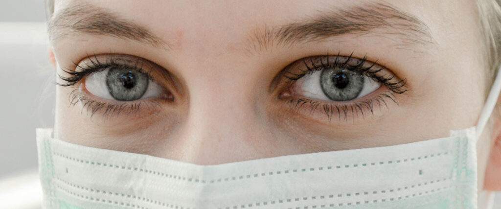 Strach z pandémie covid 19 - tvár prekrytá rúškom