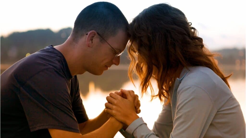 Spoločná modlitba manželov na brehu jazera