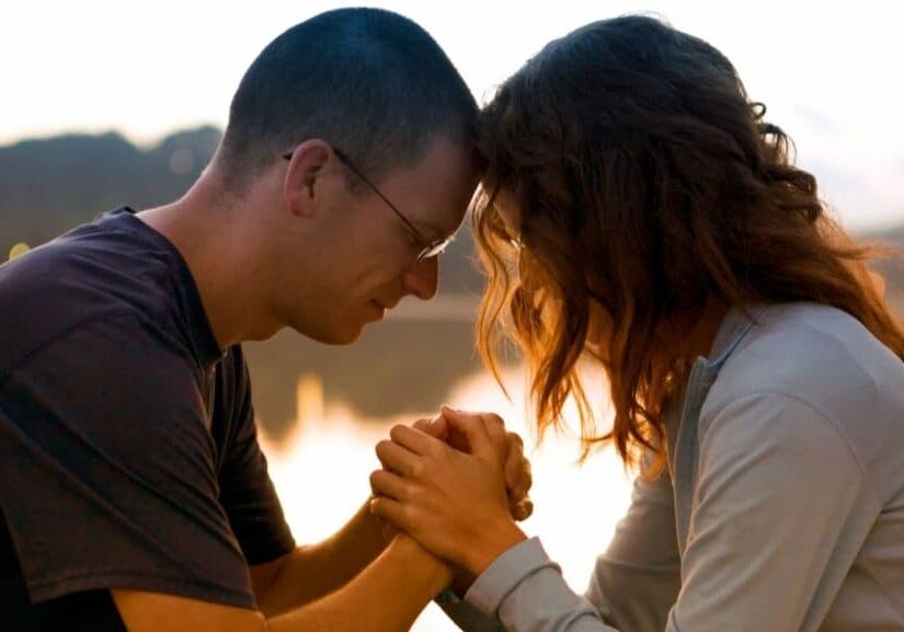 Spoločná modlitba manželov na brehu jazera